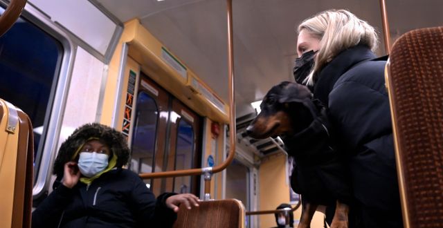 Kvinnor i munskydd på tunnelbana Janerik Henriksson/TT / TT NYHETSBYRÅN