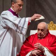 Monsignor Krzysztof Marcjanowicz hjälper påven med hans huvudbonad under långfredagsgudstjänsten.