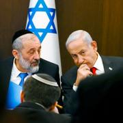 Israels premiärminister Benjamin Netanyahu, till höger, år 2023.