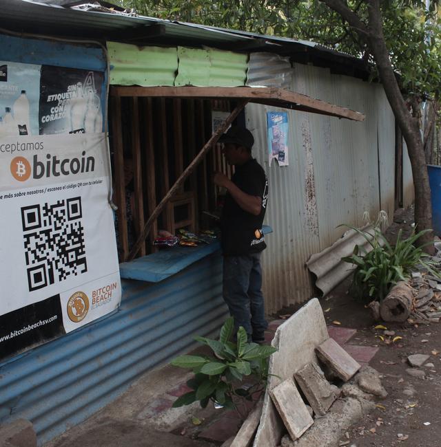 Santos Hilario Galvez, a Salvadoran who works as a builder at the Hope House, an organization that sponsors the use of cryptocurrencies in El Zonte beach, makes a purchase at a small store that accepts Bitcoin, in Tamanique, El Salvador, Wednesday, June 9, 2021. Salvador Melendez / TT NYHETSBYRÅN