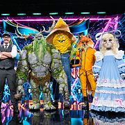 Inför årets Masked Singer. Här poserar maskdesignern Pelle Magnestam med Fågelholken,  Bacillen, Skogsjätten, Majskolven, Racingräven och Porslinsdockan.