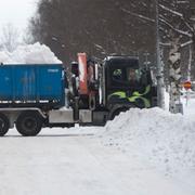 Lastbil med snö i Skellefteå. Illustrationsbild. 