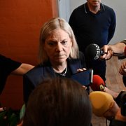 Socialdemokraternas partiledare Magdalena Andersson intervjuas av media efter mötet mellan Socialdemokraterna, Centerpartiet, Miljöpartiet och Vänsterpartiet på Högberga gård på Lidingö. 