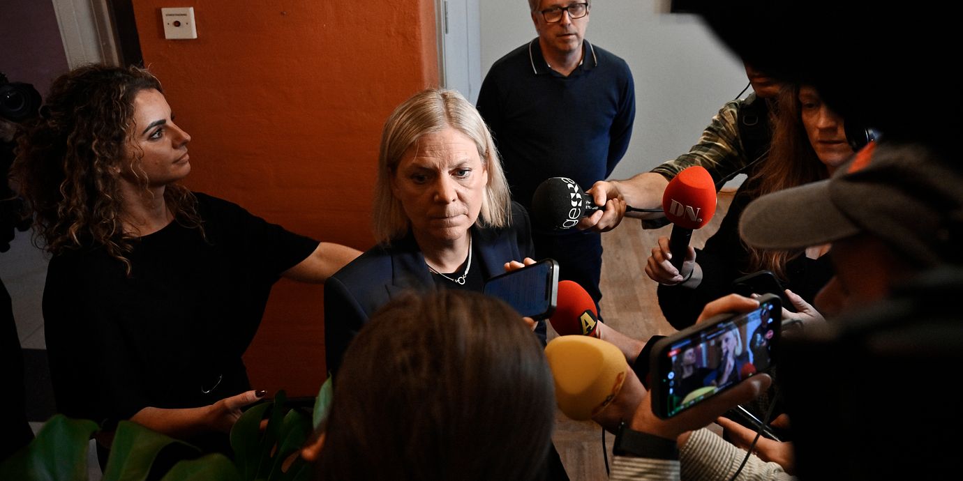 Socialdemokraternas partiledare Magdalena Andersson intervjuas av media efter mötet mellan Socialdemokraterna, Centerpartiet, Miljöpartiet och Vänsterpartiet på Högberga gård på Lidingö. 