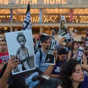 Demonstranter i Israel som kräver gisslans frisläppande och protesterar mot bristen på nödhjälp till Gaza, som lett till mycket svår brist på mat. 