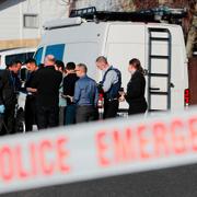 Polis utanför huset i Auckland där rester av två barn hittats.