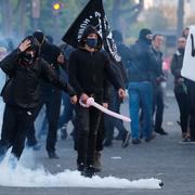 Demonstranter drabbar samman med polis i Paris. 