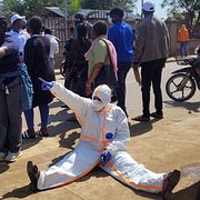 Sjukvårdare i staden Ituri i östra Kongo-Kinshasa arbetsstrejkar och protesterar utanför guvernörens kontor på torsdagen.