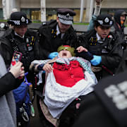 Polis griper propalestinska demonstranter i London i höstas.