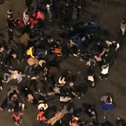 Människor som behandlas på plats efter att panik utbrutit vid nyårsfirandet i Shanghai.