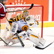 Erik Hanses plockar pucken efter Joel Lundqvists skott