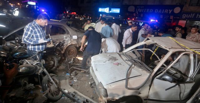 En annan självmordsbomb detonerade i staden Karachi 12 maj. Fareed Khan / AP
