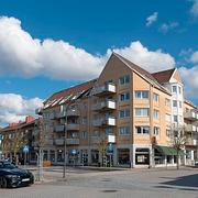 Lägenhetshus och bibliotek vid torget i Perstorp.