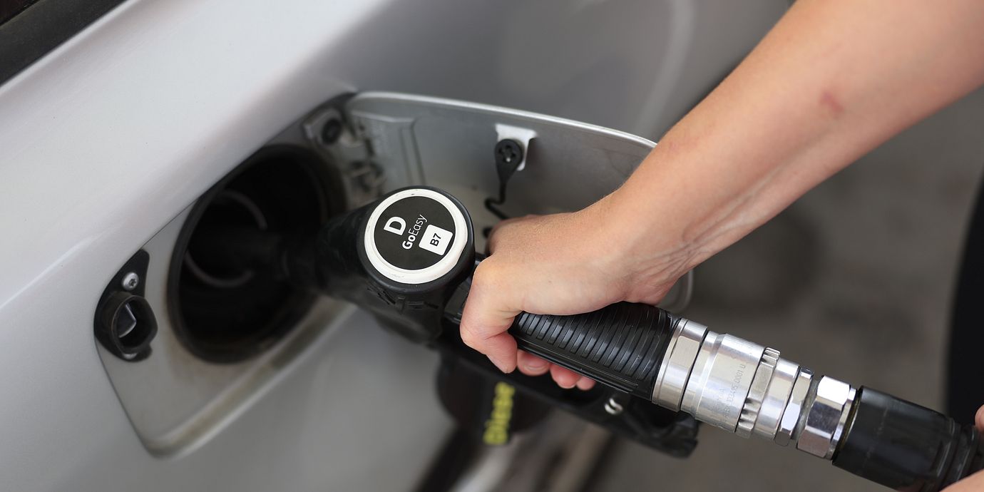 Priset på diesel och bensin sänks när oljepriset dalar