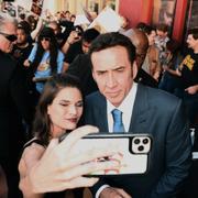 Nicolas Cage poserar med ett fan när filmen ”Pig” hade premiär i juli i Los Angeles.