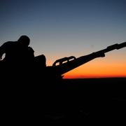 Ukrainska soldater skjuter ned drönare. 