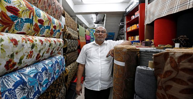 MJM Faizal driver en butik i Kandy på Sri Lanka.  DINUKA LIYANAWATTE / TT NYHETSBYRÅN
