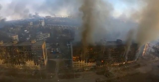 Bombade byggnader i Mariupol. AP