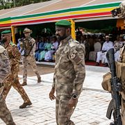 Juntaledaren Assimi Goita flankerad av livvakter under en militärparad i Bamako i september 2022.