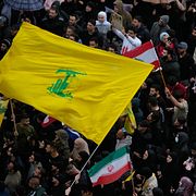 En Hizbollahflagga under en protest i Libanon.