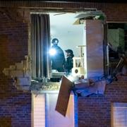 Personal från nationella bombskyddet undersöker len lägenhet i stadsdelen Kobjer i Lund där en explosion inträffade under fredagskvällen. 
