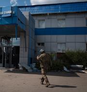 En ukrainsk soldat utanför en bensinstation i Sudzha i den ryska regionen Kursk i mitten av augusti. 