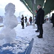  Snögubbar och resenärer på Kallhälls pendeltågsstation i Stockholm.