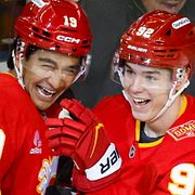 Calgarys Matvei Gridin firar sitt mål tillsammans med Zayne Parekh i nattens match mot Toronto.