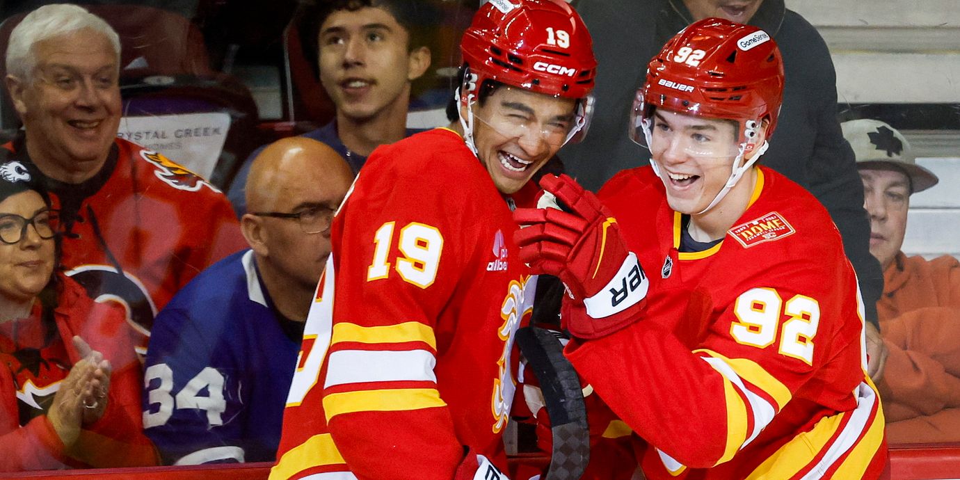 Calgarys Matvei Gridin firar sitt mål tillsammans med Zayne Parekh i nattens match mot Toronto.