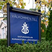 Tre elever sitter häktade efter misstankar om övergrepp på Sigtunaskolan.