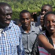 Kizza Besigye poserar för en selfie med väljare väster om Kampala.