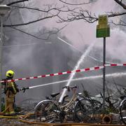 En brandman försöker släcka branden efter explosionen i Haag.