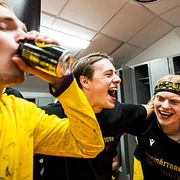 Mjällbyspelarna firar.