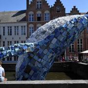 Illustrationsbild: En valskulptur byggd av plastskräp i belgiska Brygge. 