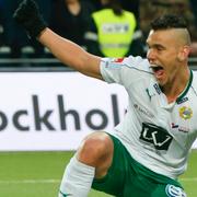 Alex jublar efter 2–1-målet