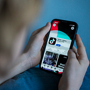 Illustrationsbild: Tiktok. Sörjande vid minnesplatsen intill Brinellskolan i Fagersta.