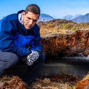 Norges klimat- och miljöminister Andreas Bjelland Eriksen vid ett besök på Svalbard med klimatforskaren Ketil Isaksen  den 5 augusti 2026.