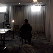 Arvin Khoshnood intervjuas av TV4:s reporter. Av säkerhetsskäl visas inte Khoshnoods ansikte i inslaget.