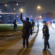 Polisens kriminaltekniker anländer till Eriksfältsgatan i Malmö efter skottlossning på torsdagskvällen.