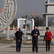 Boende passerar en islamisk skulptur i staden Yinchuan i Ningxia i nordvästra Kina. Kinas ledarskap efterlyser nu mer ”enande” konst och kultur. 