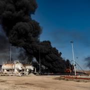 Rök stiger från oljedepå som bombats av Turkiet.