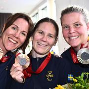 Cyklisten Anna Beck med sin bronsmedalj, judokan Nicolina Pernheim Goodrich med sin bronsmedalj och skytten Anna Benson med sin silvermedalj firas vid hemkomsten till Arlanda efter Paralympics i Paris.