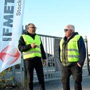 Strejkvakterna Thomas Ibrahimsson och Lennart Forsgren vaktar utanför Teslas anläggning i Huddinge. Strejken har pågått i ett år