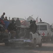 Hamasmän tillsammans med företrädare för Internationella Röda korset på väg till ett område öster om Gaza stad för att söka efter kroppar av gisslan. Arkivbild från november 2025.