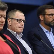 Arbetsmarknadsmarknadsminister Ylva Johansson (S), teknikföretagens förhandlingschef Anders Weihe (C) och företrädare för arbetsmarknadens parter presenterar en överenskommelse om etableringsjobb för nyanlända på en pressträff i Rosenbad på måndagen