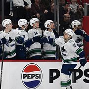 Vancouver Canucks Teddy Blueger (53) firar med lagkamraterna efter ett mål.