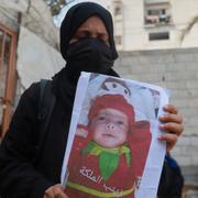 Esraa Abu Halib visar ett foto av sin 5 månader gamla bebis, Zainab, som dog av undernäringsrelaterade orsaker under lördagen. 