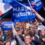 Marine Le Pens anhängare viftar med flaggor under ett valmöte i Marseille (arkivbild). 