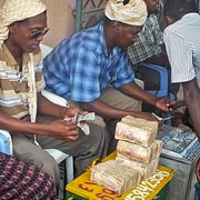 En valutahandlare i Mogadishu. Somalia har inte tryckt nya sedlar sedan 1991 och de som är i cirkulation är ofta smutsiga och trasiga.