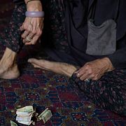En kvinna tigger utanför en moské i Kabul under dagens firande av femårsdagen av talibanernas maktövertagande.